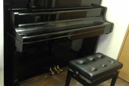 黒のアップライトピアノ